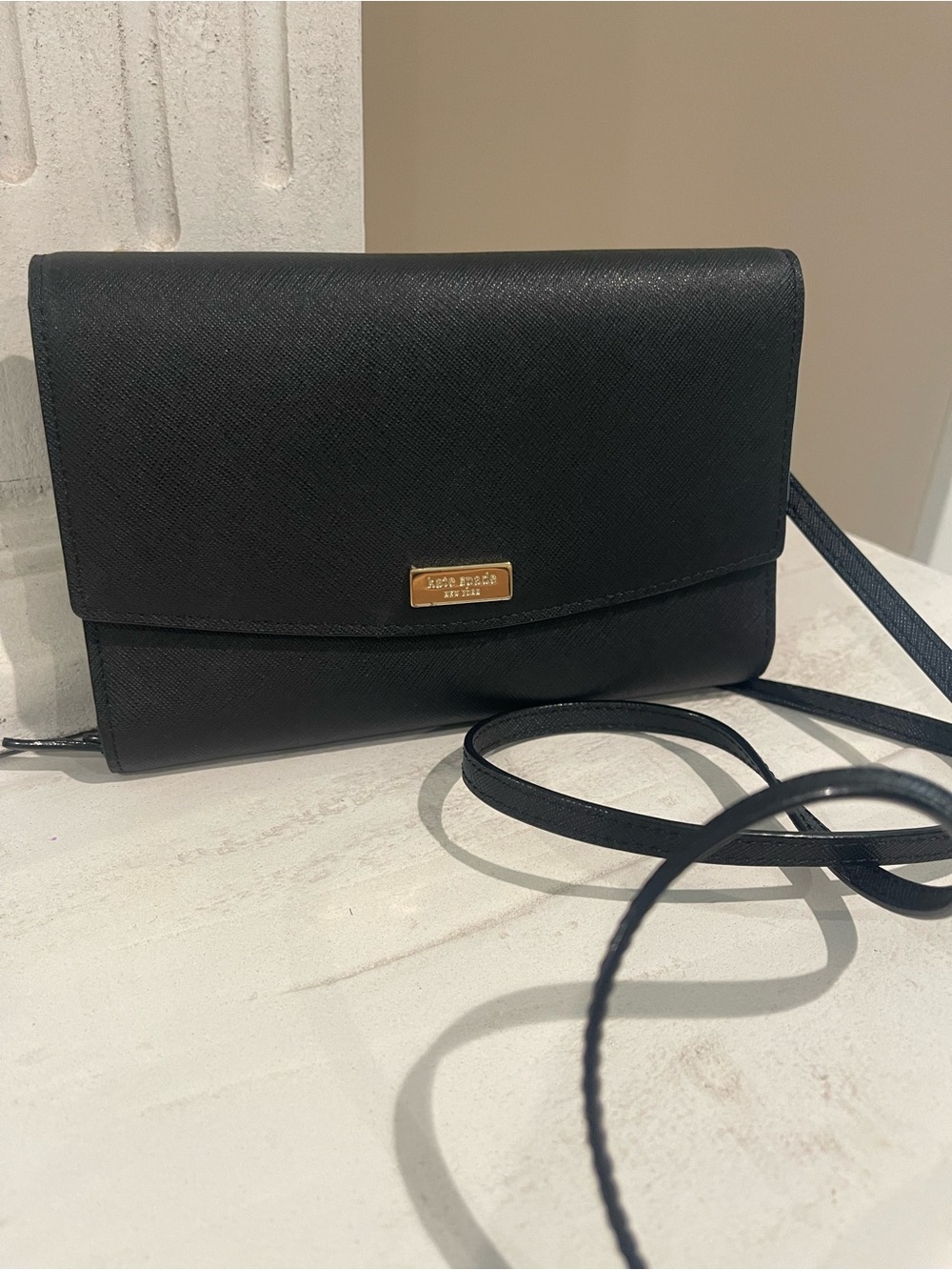 kate spade Black Textured Saffiano Crossbody Wallet with Gold Plaque